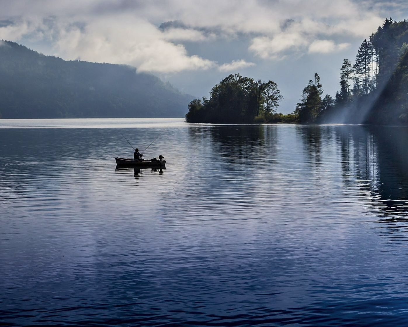 Lago de montanha ao amanhecer